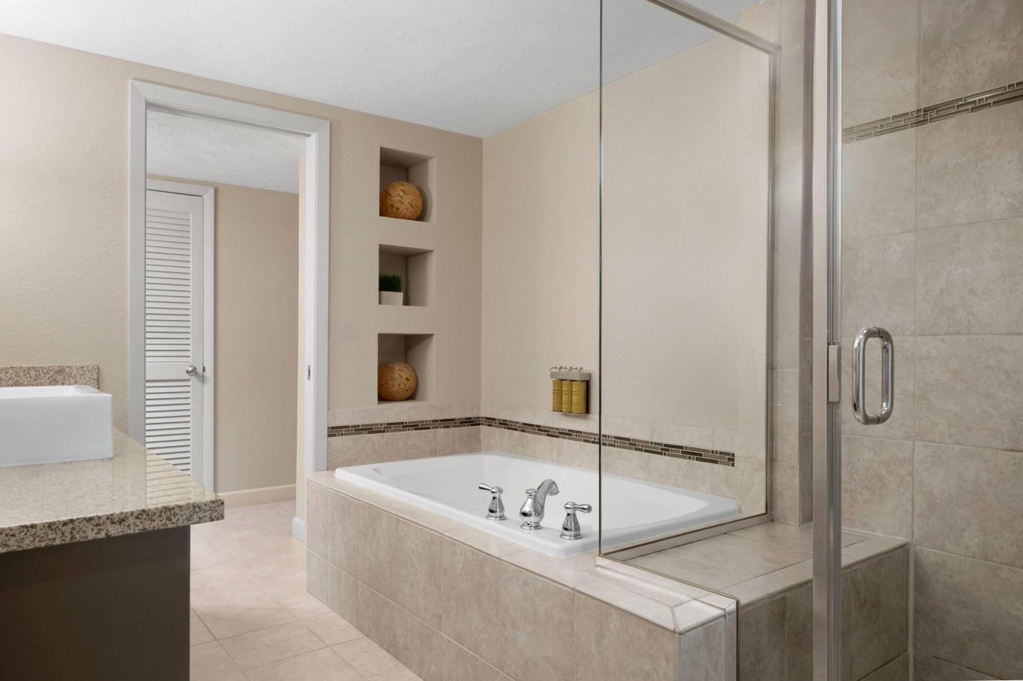 One-Bedroom Luxury King Suite Non-Smoking
