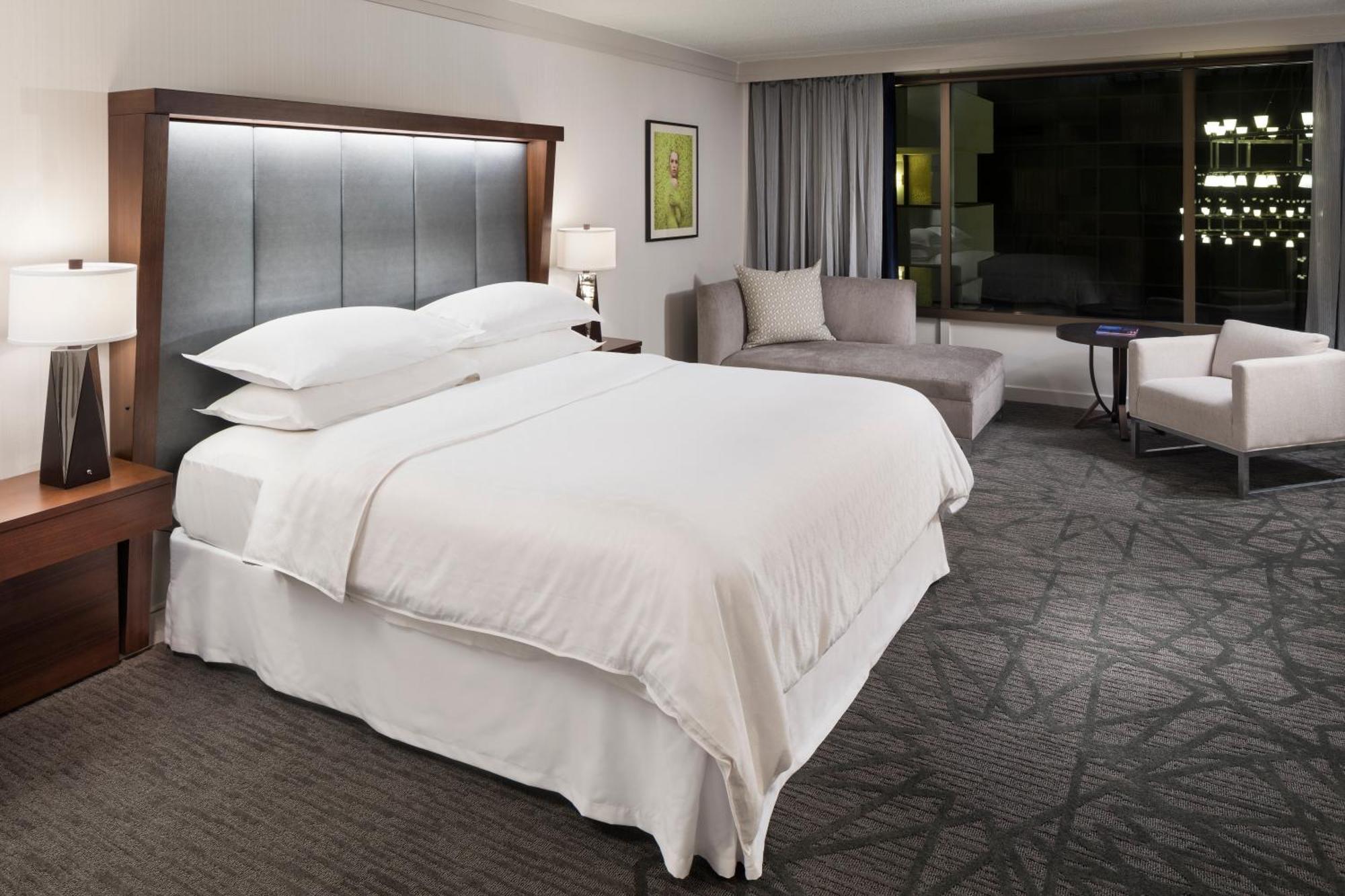 Club level, Guest room, 1 King,1634400574:JPEG