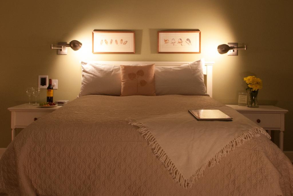 Queen Room,1589490644:JPEG